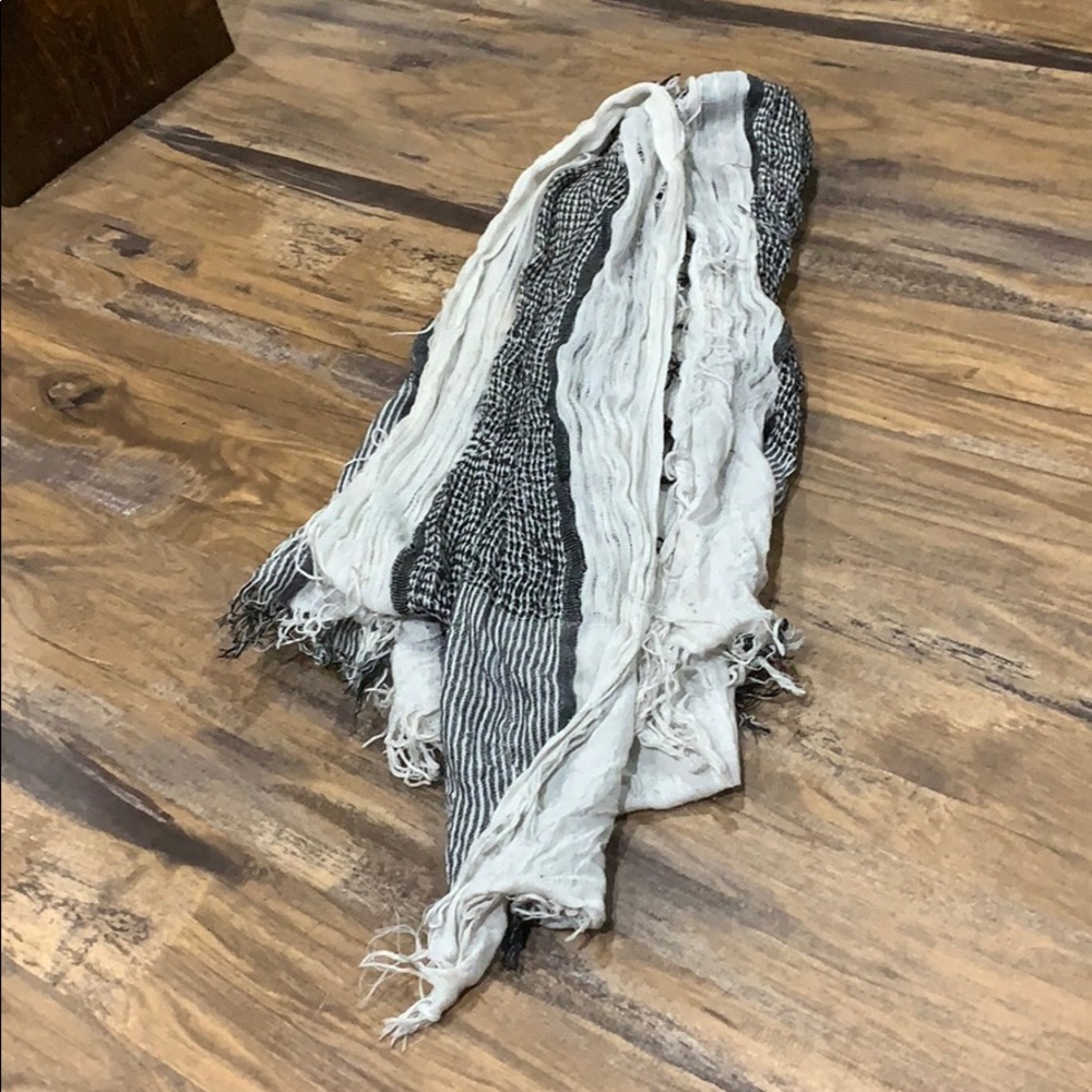 Black and white scarf